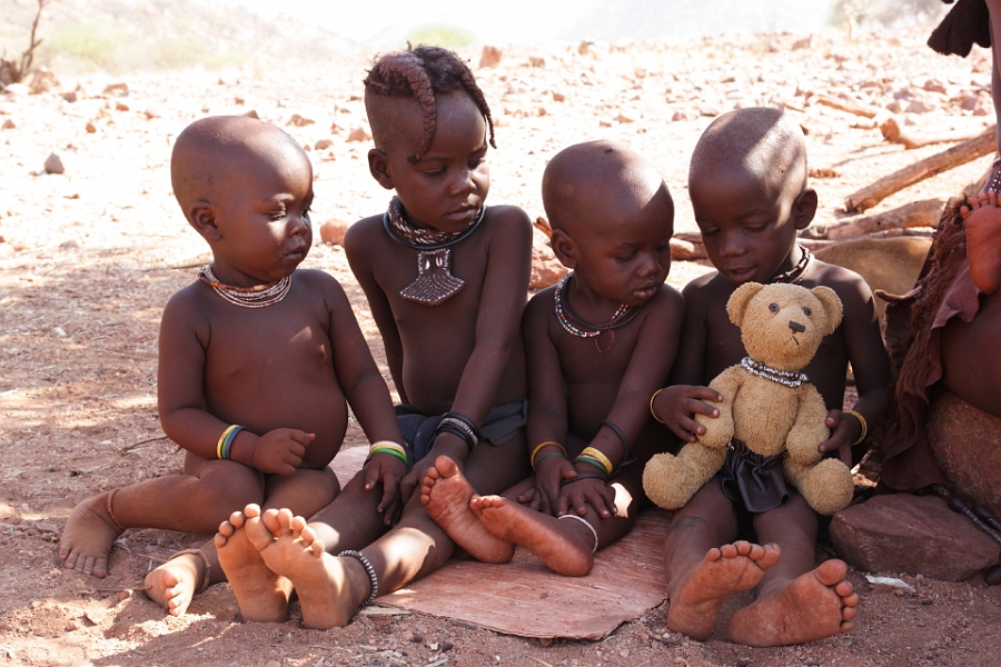 Doudou fait la connaissance d\'une famille Himba